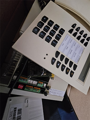 Veraltete Agfeo ISDN Anlage mit Systemapparat